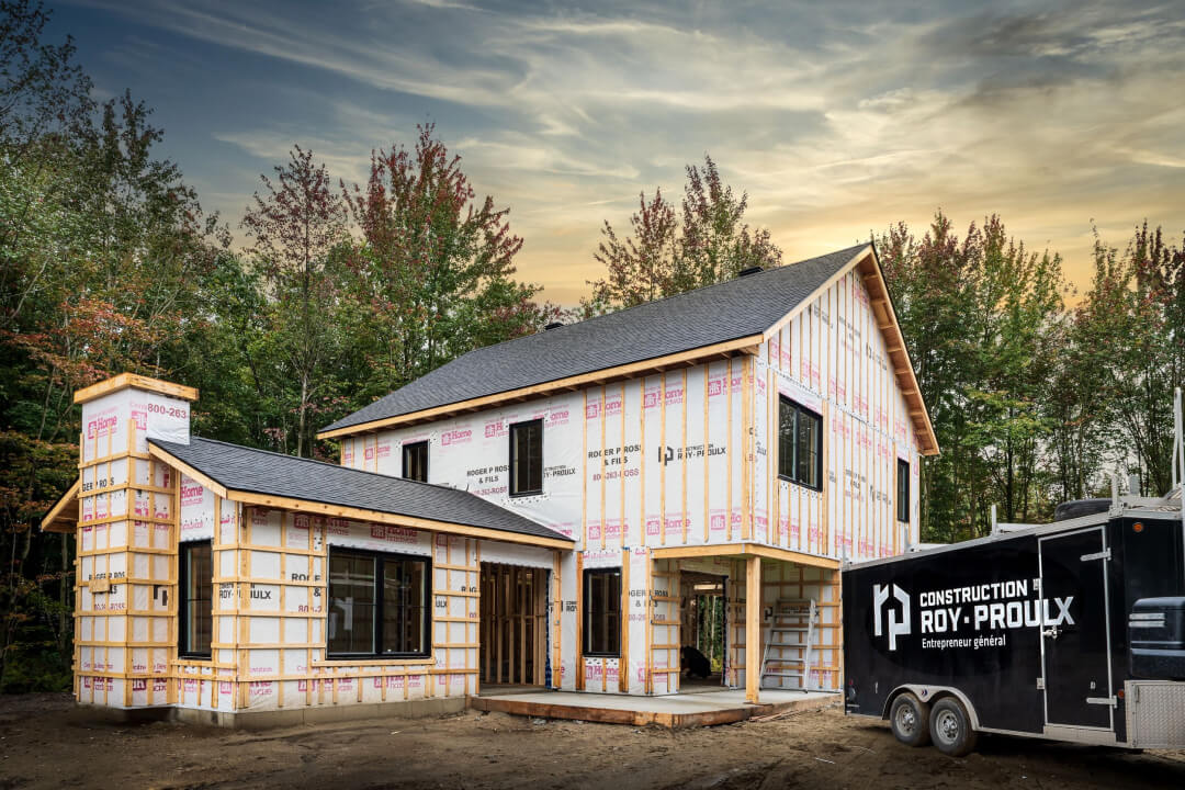 Maison préfinie en cours de construction avec le camion roy proulx