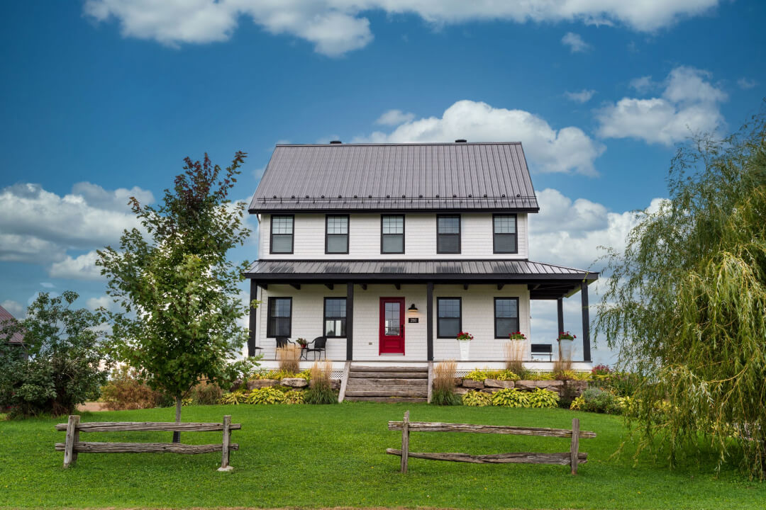 Grande maison sur deux étages avec terrain, construite par Roy Proulx