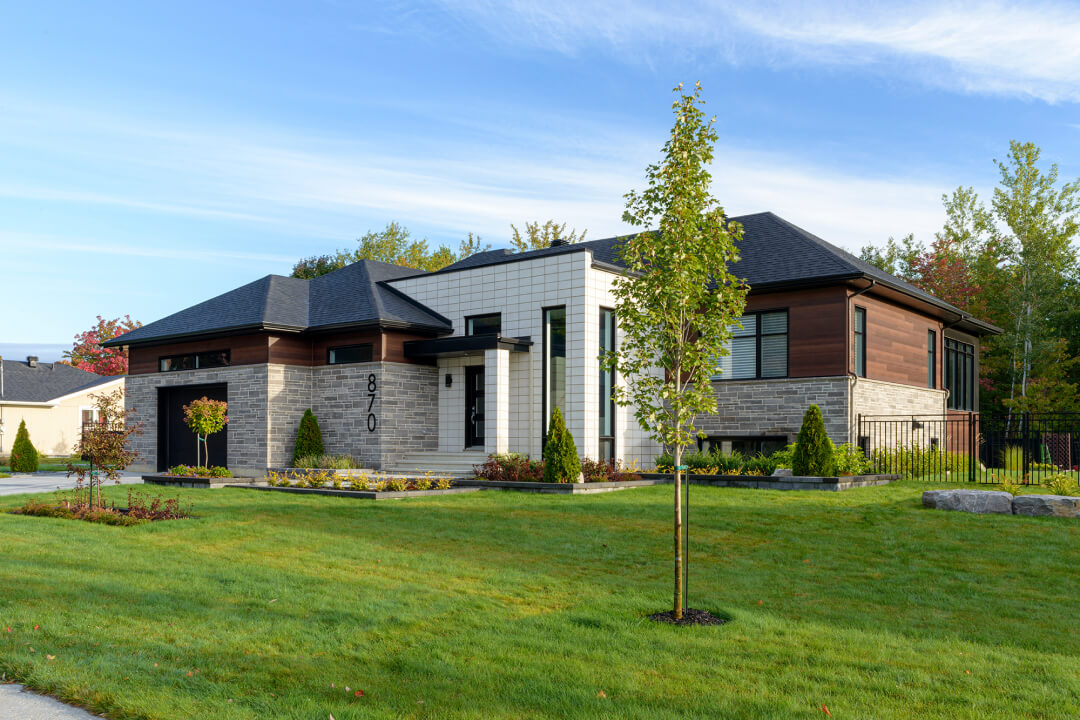 Belle maison en bois avec terrain vert et garage