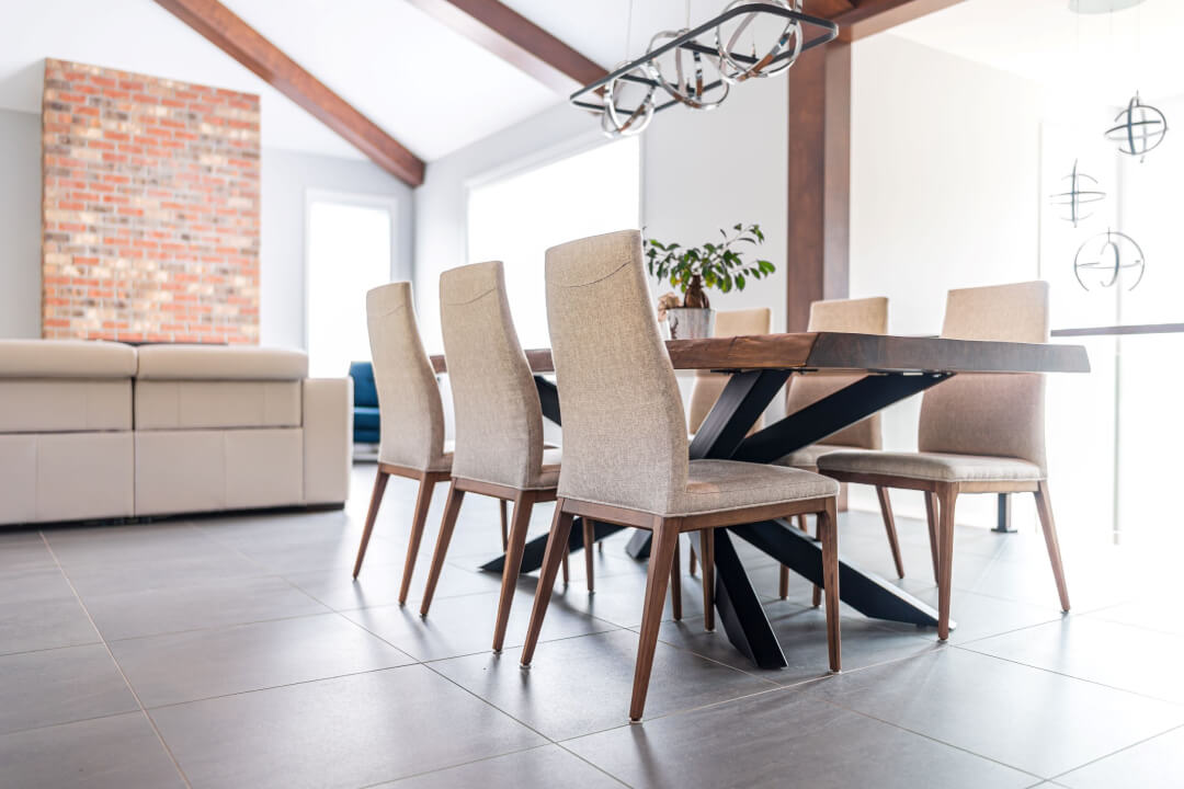 Salon moderne avec des chaises en bois beige