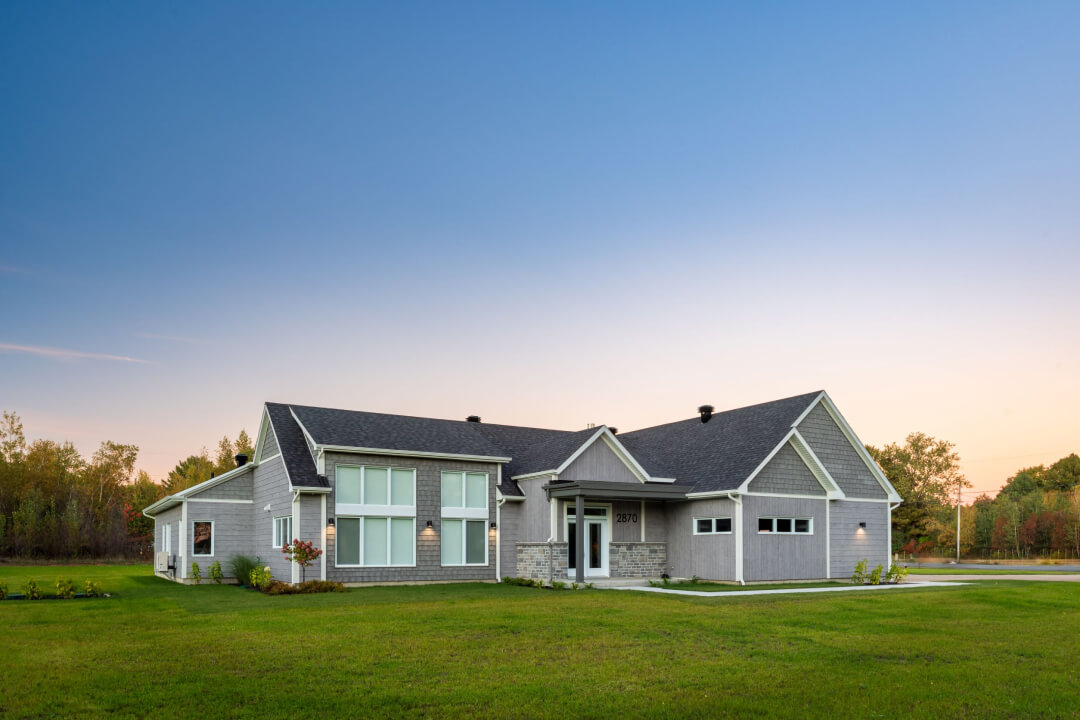 Maison moderne dans un immense terrain construit par Construction Roy Proulx